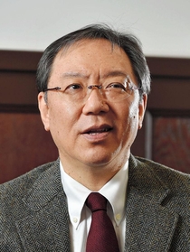 鈴木商店について語る神戸大大学院教授の三品和広さん=神戸市灘区(撮影・田中靖浩) 鈴木商店について語る神戸大大学院教授の三品和広さん=神戸市灘区(撮影・田中靖浩)
