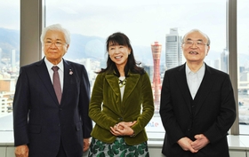 神戸港を望む一室で、鈴木商店の波乱の歴史や功績を語り合った(右から)加護野忠男さん、玉岡かおるさん、佐藤廣士さん=神戸市中央区東川崎町1、神戸新聞社(撮影・中西大二) 神戸港を望む一室で、鈴木商店の波乱の歴史や功績を語り合った(右から)加護野忠男さん、玉岡かおるさん、佐藤廣士さん=神戸市中央区東川崎町1、神戸新聞社(撮影・中西大二)