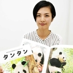 「写真を選びながら思わず笑顔になりました」と話す関沙綾子さん=神戸市中央区浪花町