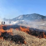 草原の自然再生のため、毎年春に行う山焼き=兵庫県新温泉町、上山高原