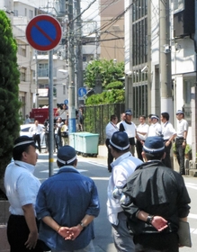 山健組本部事務所周辺で警戒に当たる警察官ら=28日午前、神戸市中央区花隈町 山健組本部事務所周辺で警戒に当たる警察官ら=28日午前、神戸市中央区花隈町