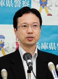 着任の記者会見で、山口組の取り締まりなどに意欲を見せた久米一郎刑事部長=兵庫県警本部 着任の記者会見で、山口組の取り締まりなどに意欲を見せた久米一郎刑事部長=兵庫県警本部