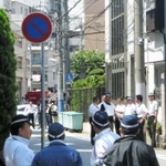 山健組本部事務所周辺で警戒に当たる警察官ら=28日午前、神戸市中央区花隈町