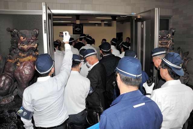 出資法違反事件の関係先として俠友会事務所の捜索に入る兵庫県警の捜査員ら=30日午前9時12分、淡路市志筑