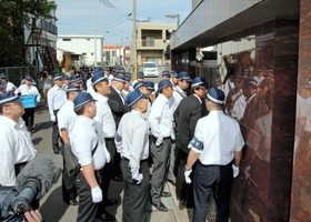 俠友会本部へ家宅捜索に入る兵庫県警の捜査員ら=15日午前10時、淡路市志筑 俠友会本部へ家宅捜索に入る兵庫県警の捜査員ら=15日午前10時、淡路市志筑