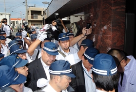 神戸山口組の有力団体、俠友会の事務所に捜索に入る兵庫県警の捜査員ら=15日、淡路市志筑 神戸山口組の有力団体、俠友会の事務所に捜索に入る兵庫県警の捜査員ら=15日、淡路市志筑