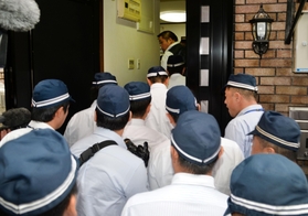 健竜会の事務所の捜索に入る兵庫県警=25日午前11時3分、神戸市中央区中山手通2 健竜会の事務所の捜索に入る兵庫県警=25日午前11時3分、神戸市中央区中山手通2