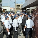 俠友会本部へ家宅捜索に入る兵庫県警の捜査員ら=15日午前10時、淡路市志筑
