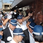神戸山口組の有力団体、俠友会の事務所に捜索に入る兵庫県警の捜査員ら=15日、淡路市志筑