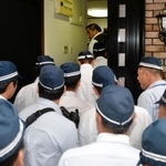 健竜会の事務所の捜索に入る兵庫県警=25日午前11時3分、神戸市中央区中山手通2