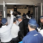 出資法違反事件の関係先として俠友会事務所の捜索に入る兵庫県警の捜査員ら=30日午前9時12分、淡路市志筑