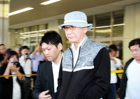 爆発物取締罰則違反などの容疑で逮捕され、新幹線で移送された関孝司容疑者(中央右)=14日午後4時59分、JR新神戸駅 爆発物取締罰則違反などの容疑で逮捕され、新幹線で移送された関孝司容疑者(中央右)=14日午後4時59分、JR新神戸駅