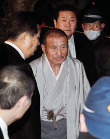 兵庫県神戸護国神社に初詣に訪れた篠田建市組長(写真中央)=1日午前0時10分、神戸市灘区篠原北町4 兵庫県神戸護国神社に初詣に訪れた篠田建市組長(写真中央)=1日午前0時10分、神戸市灘区篠原北町4