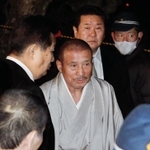 兵庫県神戸護国神社に初詣に訪れた篠田建市組長(写真中央)=1日午前0時10分、神戸市灘区篠原北町4