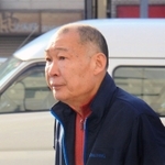 東灘署に出頭し、詐欺容疑で逮捕された大原宏延容疑者=27日午前9時3分、神戸市東灘区御影中町2