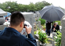 墓参りに訪れた山口組最高幹部の姿を、写真撮影する兵庫県警の捜査員=20日午前、神戸市灘区 墓参りに訪れた山口組最高幹部の姿を、写真撮影する兵庫県警の捜査員=20日午前、神戸市灘区