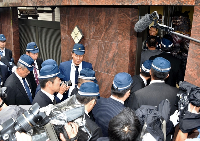神戸山口組が本拠地とする俠友会事務所に捜索に入る兵庫県警の捜査員ら=3日午後1時59分、淡路市志筑