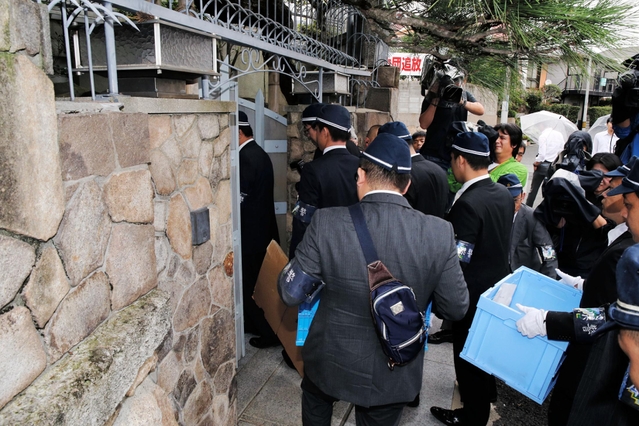 山口組総本部へ入る兵庫県警の捜査員ら=3日午前11時9分、神戸市灘区篠原本町4