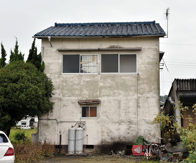 7月の捜索で銃6丁などが見つかった民家=29日、姫路市岡田