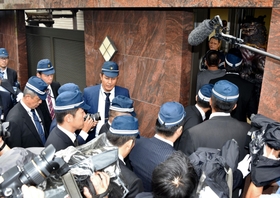 神戸山口組が本拠地とする俠友会事務所に捜索に入る兵庫県警の捜査員ら=3日午後1時59分、淡路市志筑 神戸山口組が本拠地とする俠友会事務所に捜索に入る兵庫県警の捜査員ら=3日午後1時59分、淡路市志筑
