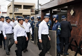 ●友会事務所に捜索に入る兵庫県警の捜査員=28日午前10時15分、淡路市志筑 ●友会事務所に捜索に入る兵庫県警の捜査員=28日午前10時15分、淡路市志筑