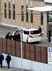 指定暴力団山口組顧問の通夜が営まれる施設に集まる関係者ら=25日午後、神戸市北区 指定暴力団山口組顧問の通夜が営まれる施設に集まる関係者ら=25日午後、神戸市北区