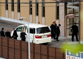 指定暴力団山口組顧問の通夜が営まれる施設に集まる関係者ら=25日午後、神戸市北区 指定暴力団山口組顧問の通夜が営まれる施設に集まる関係者ら=25日午後、神戸市北区