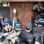 神戸山口組が本拠地とする俠友会事務所に捜索に入る兵庫県警の捜査員ら=3日午後1時59分、淡路市志筑