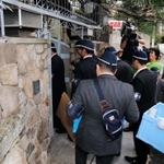 山口組総本部へ入る兵庫県警の捜査員ら=3日午前11時9分、神戸市灘区篠原本町4