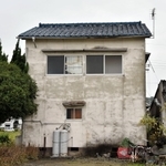 7月の捜索で銃6丁などが見つかった民家=29日、姫路市岡田