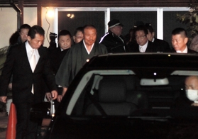 初詣に訪れた篠田建市組長(中央)=1日午前0時15分、神戸市灘区、兵庫県神戸護国神社 初詣に訪れた篠田建市組長(中央)=1日午前0時15分、神戸市灘区、兵庫県神戸護国神社