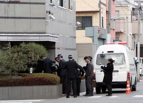 古川組事務所(左)に捜索に入る兵庫県警の捜査員ら=13日午後1時18分、尼崎市東難波町4 古川組事務所(左)に捜索に入る兵庫県警の捜査員ら=13日午後1時18分、尼崎市東難波町4