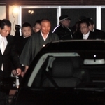 初詣に訪れた篠田建市組長(中央)=1日午前0時15分、神戸市灘区、兵庫県神戸護国神社