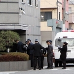 古川組事務所(左)に捜索に入る兵庫県警の捜査員ら=13日午後1時18分、尼崎市東難波町4