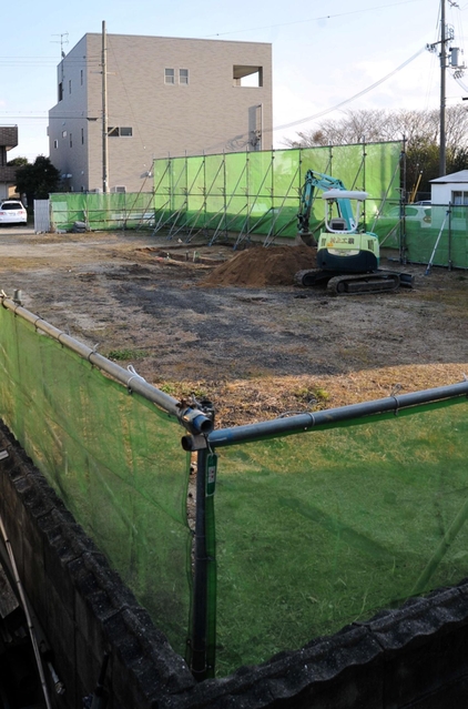 特別警戒所の建設工事が始まった淡路市の市有地。●友会事務所(奥)を見渡せる=淡路市志筑(注)●は「侠」の右が「夾」