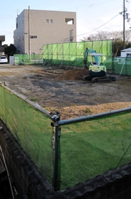 特別警戒所の建設工事が始まった淡路市の市有地。●友会事務所(奥)を見渡せる=淡路市志筑(注)●は「侠」の右が「夾」 特別警戒所の建設工事が始まった淡路市の市有地。●友会事務所(奥)を見渡せる=淡路市志筑(注)●は「侠」の右が「夾」