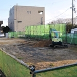 特別警戒所の建設工事が始まった淡路市の市有地。●友会事務所(奥)を見渡せる=淡路市志筑(注)●は「侠」の右が「夾」