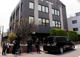 神戸山口組の関連施設で開かれた緊急会合に集まる関係者ら=29日午前、神戸市中央区花隈町 神戸山口組の関連施設で開かれた緊急会合に集まる関係者ら=29日午前、神戸市中央区花隈町