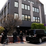 神戸山口組の関連施設で開かれた緊急会合に集まる関係者ら=29日午前、神戸市中央区花隈町