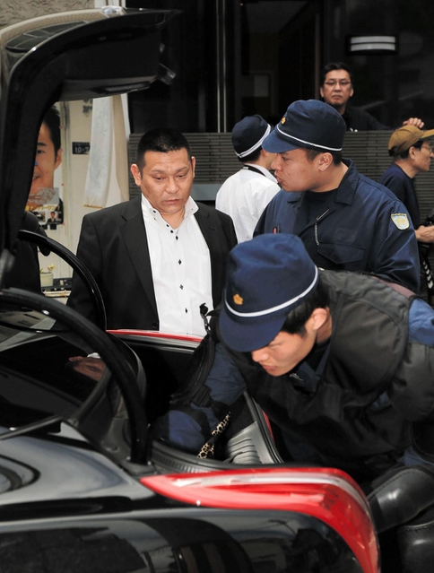 神戸山口組の会合に集まる車の荷物確認をする兵庫県警の捜査員=神戸市中央区二宮町3