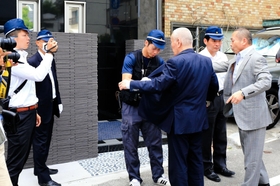 神戸山口組の会合に集まる組員のボディーチェックをする捜査員=神戸市中央区二宮町3 神戸山口組の会合に集まる組員のボディーチェックをする捜査員=神戸市中央区二宮町3