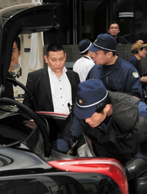 神戸山口組の会合に集まる車の荷物確認をする兵庫県警の捜査員=神戸市中央区二宮町3 神戸山口組の会合に集まる車の荷物確認をする兵庫県警の捜査員=神戸市中央区二宮町3
