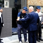 神戸山口組の会合に集まる組員のボディーチェックをする捜査員=神戸市中央区二宮町3