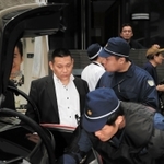 神戸山口組の会合に集まる車の荷物確認をする兵庫県警の捜査員=神戸市中央区二宮町3