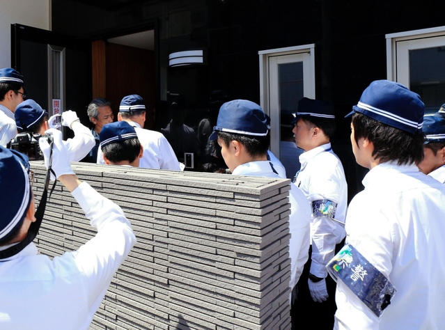 神戸山口組の関連施設を捜索する兵庫県警の捜査員=5日午前、神戸市中央区二宮町