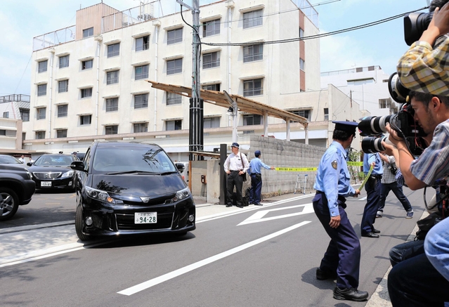 井上邦雄容疑者を乗せた京都府警の捜査車両=16日午前10時37分、神戸市中央区吾妻通5