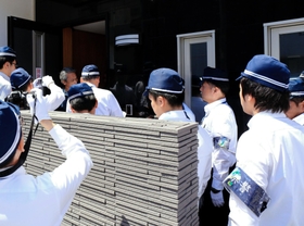 神戸山口組の関連施設を捜索する兵庫県警の捜査員=5日午前、神戸市中央区二宮町 神戸山口組の関連施設を捜索する兵庫県警の捜査員=5日午前、神戸市中央区二宮町