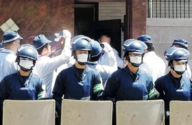 神戸山口組の本拠地を捜索する兵庫県警の捜査員=5日午前、淡路市志筑 神戸山口組の本拠地を捜索する兵庫県警の捜査員=5日午前、淡路市志筑