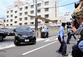 井上邦雄容疑者を乗せた京都府警の捜査車両=16日午前10時37分、神戸市中央区吾妻通5 井上邦雄容疑者を乗せた京都府警の捜査車両=16日午前10時37分、神戸市中央区吾妻通5
