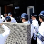 神戸山口組の関連施設を捜索する兵庫県警の捜査員=5日午前、神戸市中央区二宮町